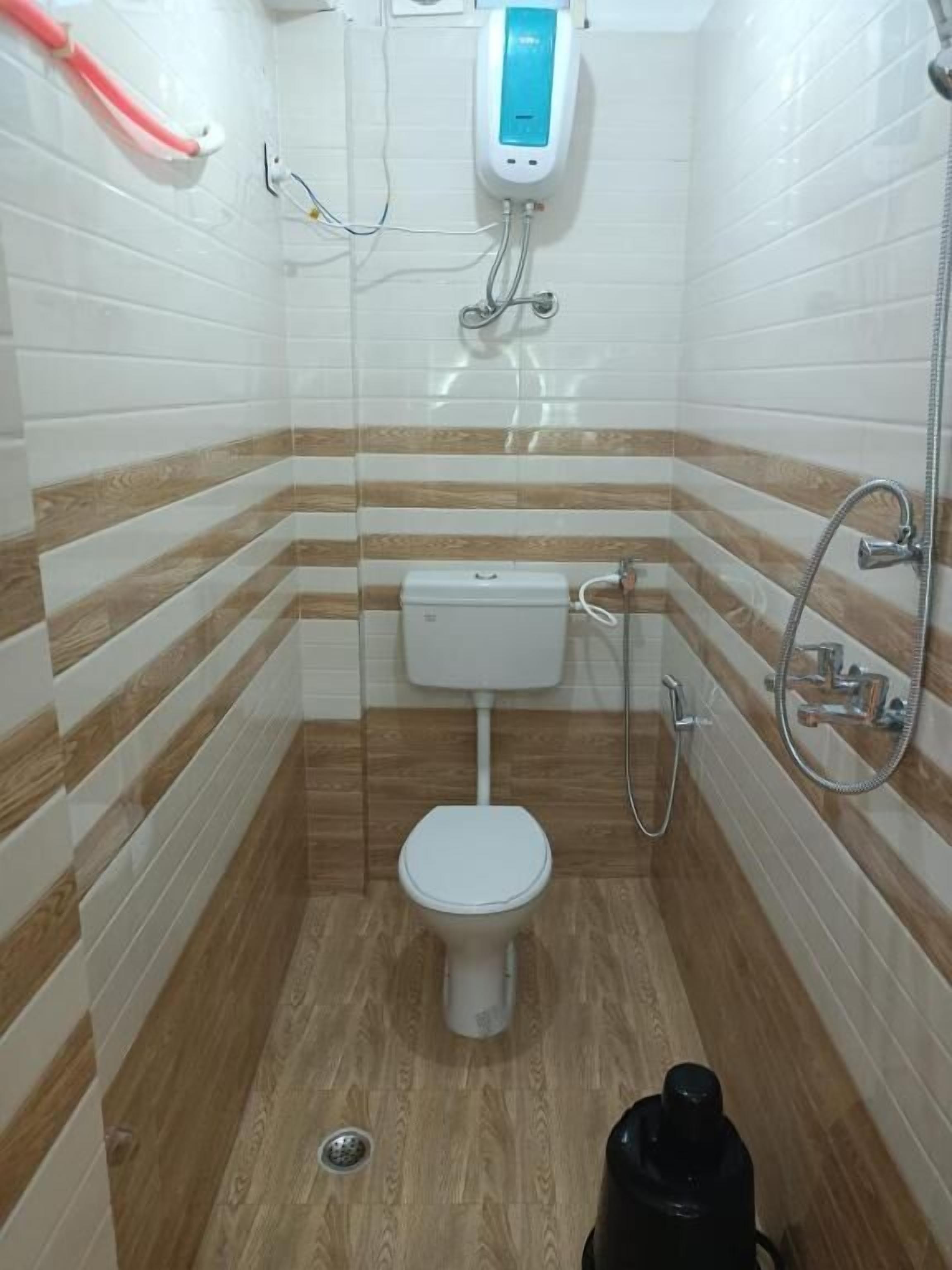 Quarto casal, 1 cama King, vista para a cidade | Banheiro | Chuveiro, produtos de toalete grátis, toalhas de banho, sabonete