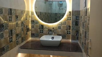 ห้องดับเบิล, เตียงคิงไซส์ 1 เตียง, วิวเมือง | ห้องน้ำ