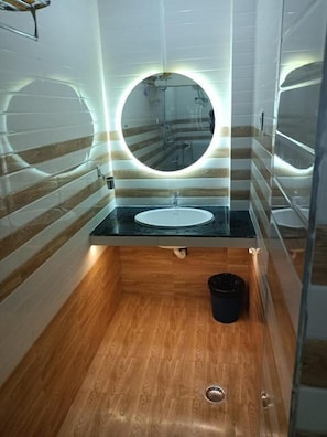 Double Room, 1 King Bed, City View | Bathroom
