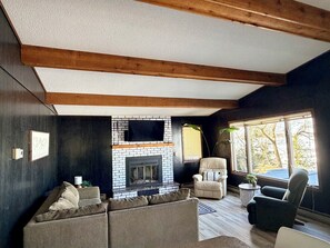TV - Lake Carlos Getaway w/Sandy Beach, Dock, Lift & Stunning Sunsets 3-bedroom house (Carlos)