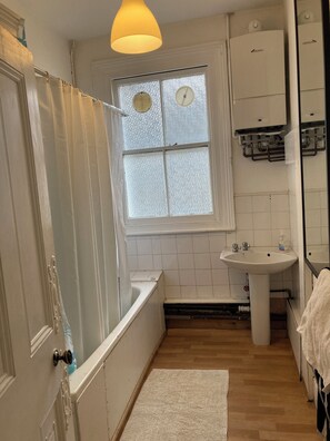 Hair dryer, towels, soap, toilet paper - Victorian house in Herne Hill./in a very quiet rd.Easy to get to the west end. (London)