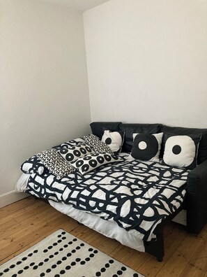 Iron/ironing board, WiFi, bed sheets - Victorian house in Herne Hill./in a very quiet rd.Easy to get to the west end. (London)