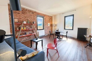 Living area - Imagine waking up on the top floor, where natural light pours through the windows and gently reflects on the warm parquet of a newly renovated home. Skyline Spezia is more than just an apartment: it’s a thoughtfully designed space where comfort, tranqu (La Spezia)