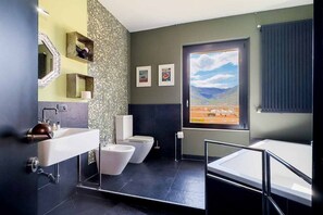 Shower, bidet, towels, toilet paper - Imagine waking up on the top floor, where natural light pours through the windows and gently reflects on the warm parquet of a newly renovated home. Skyline Spezia is more than just an apartment: it’s a thoughtfully designed space where comfort, tranqu (La Spezia)