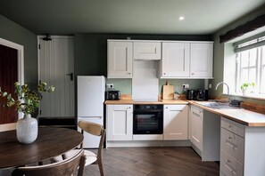 Coffee/tea maker, fridge, microwave, oven - Jasmine Cottage | Sands Farm (Wilton)