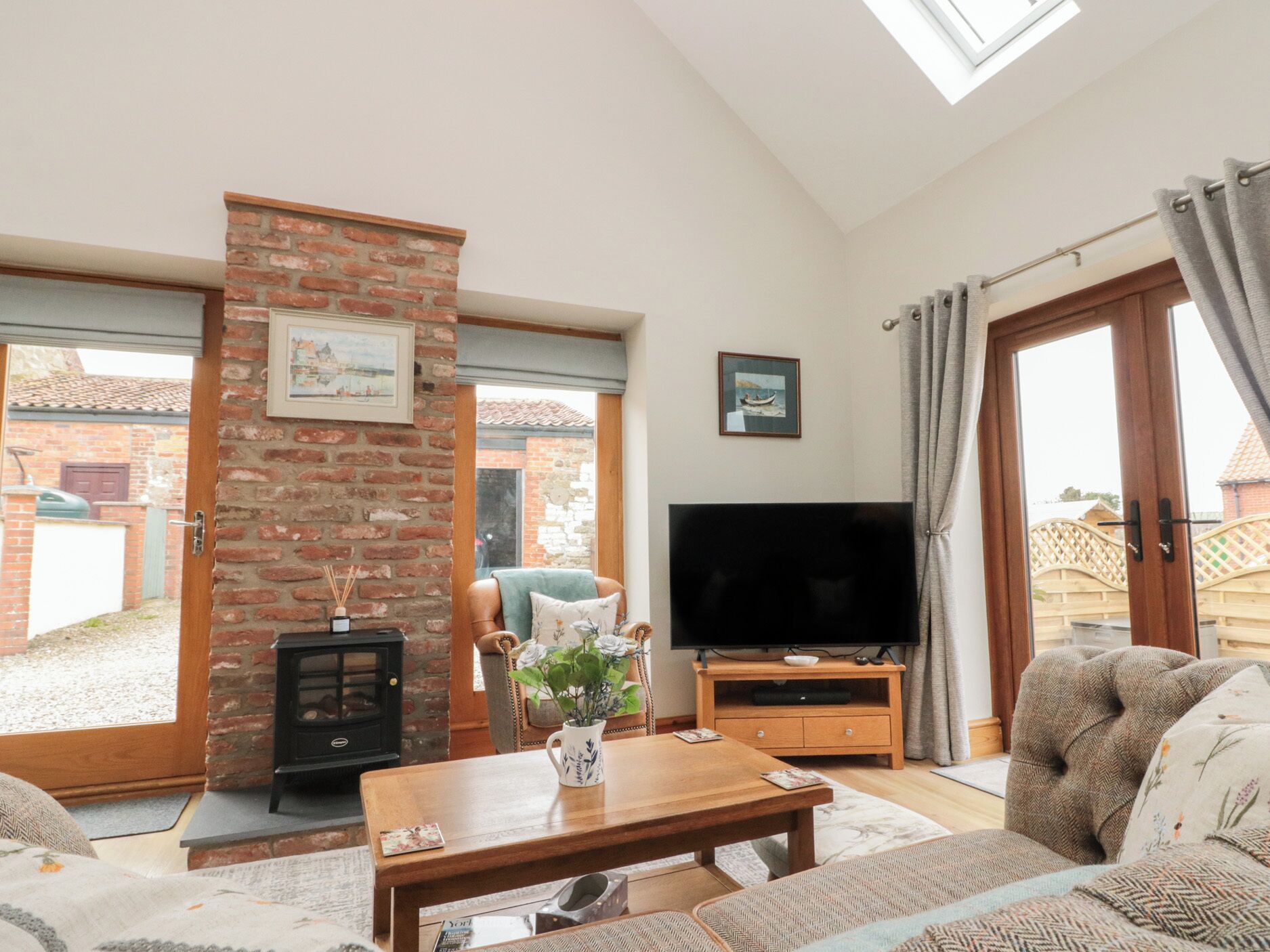 Bumble Bee Lodge, Romantic, With A Garden In Muston - Filey