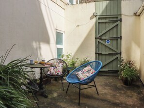 Outdoor dining - MARINA COURT APARTMENT, pet friendly in Torquay (Torquay)