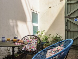 Outdoor dining - MARINA COURT APARTMENT, pet friendly in Torquay (Torquay)