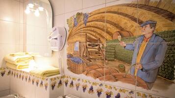 Een douche, een haardroger, handdoeken, toiletpapier