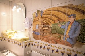 Douche, sèche-cheveux, serviettes fournies, papier toilette