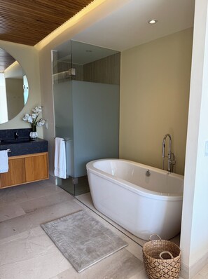 Shower, towels, toilet paper - 2BR Condo w/ Pool & Balcony - Near Beach- WIFI (Bucerías)