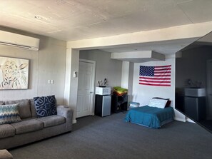 Living area - Enjoyable 2-bedroom house with AC lakeside at Eagle Lake! (Vicksburg)