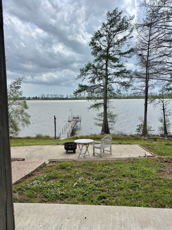 Outdoor dining - Enjoyable 2-bedroom house with AC lakeside at Eagle Lake! (Vicksburg)