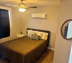 Room - Enjoyable 2-bedroom house with AC lakeside at Eagle Lake! (Vicksburg)