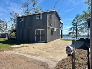 Property grounds - Enjoyable 2-bedroom house with AC lakeside at Eagle Lake! (Vicksburg)