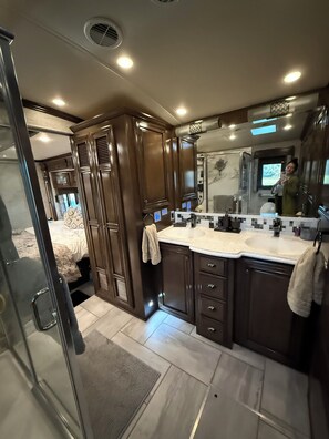 WiFi, bed sheets - Class A RV to use for transient occupancy...or CAMPING on Lake Tuscaloosa! (Northport)