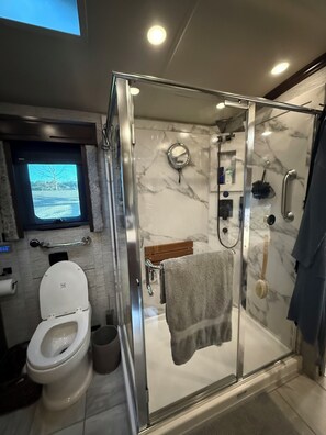 Shower, bidet, towels, soap - Class A RV to use for transient occupancy...or CAMPING on Lake Tuscaloosa! (Northport)