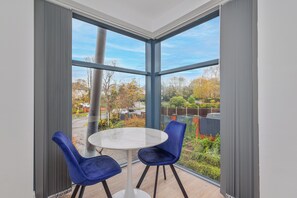 Dining - Peaceful 1-bedroom apartment in beautiful Birmingham perfect for relaxing (Birmingham)