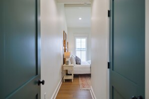 4 habitaciones, tabla de planchar con plancha y cuna de viaje 