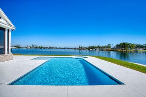 Pool - Luxury Lake House, Huge Pool, Dock & Panoramic Views (Lake Park)