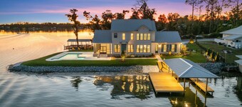 Luxury Lake House, Huge Pool, Dock & Panoramic Views