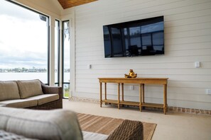 Smart-TV, peis og bøker