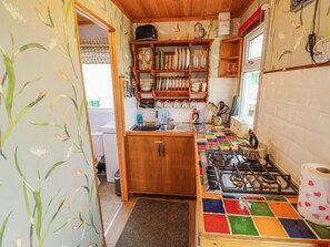 Private kitchen - RIVERSIDE CABIN, pet friendly in Peterborough (Peterborough)