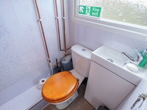 Bathroom - RIVERSIDE CABIN, pet friendly in Peterborough (Peterborough)