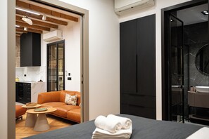 Appartamento Superior, balcone, vista porto | Ferro/asse da stiro, culla da viaggio, Wi-Fi gratuito, lenzuola