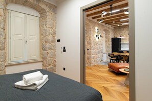 Appartamento Superior, balcone, vista porto | Ferro/asse da stiro, culla da viaggio, Wi-Fi gratuito, lenzuola