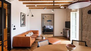 Departamento superior, balcón, vista al puerto | Área de sala de estar | Smart TV de 80 cm con canales por cable