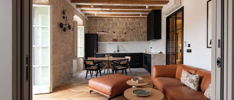 Apartamento superior, sacada, vista para o porto | Opções para refeição no quarto