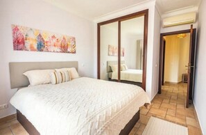 3 quartos, ferros/tábuas de passar roupa, Wi-Fi, roupa de cama