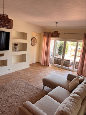 TV, fireplace