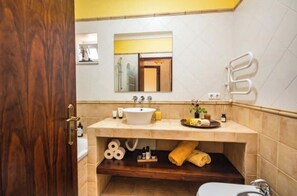 Secador de pelo, bidé, toallas y papel higiénico