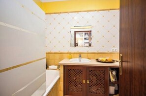 Secador de pelo, bidé, toallas y papel higiénico