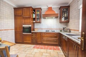 Microondas, horno y placa de cocina