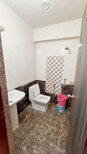 Deluxe Double Room | Bathroom - Pragati Guest House (Gorakhpur)