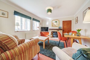 TV, offices - Channel View and Cottage - sleeps 4 guests  in 2 bedrooms (Wells-next-the-sea)