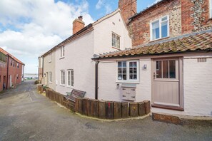 Exterior - Channel View and Cottage - sleeps 4 guests  in 2 bedrooms (Wells-next-the-sea)