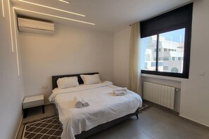 Desk, iron/ironing board, travel cot, bed sheets - Sunset 303: brand new apt with gym in Lac 1 (Tunis)