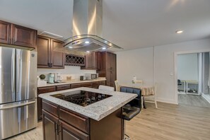 Private kitchen - Serene 3-bedroom house perfect for relaxing stays in Augusta (Augusta)