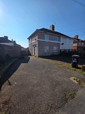 Exterior - Spacious 3BR House Sleeps 7 | Parking x4 | Garden (Bristol)
