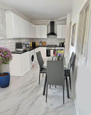 Fridge, microwave, oven, stovetop - Spacious 3BR House Sleeps 7 | Parking x4 | Garden (Bristol)