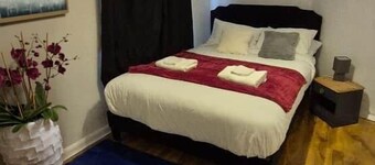 Spacious 3BR House Sleeps 7 | Parking x4 | Garden