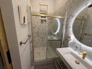 Dusche, Haartrockner, Handtücher, Toilettenpapier
