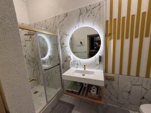 Shower, hair dryer, towels, toilet paper - 1 bedroom suite #3 with Carenage view (Saint George's)