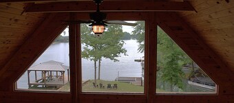 Lake Side Log Cabin, Private Dock, Movie Sunrise Views!