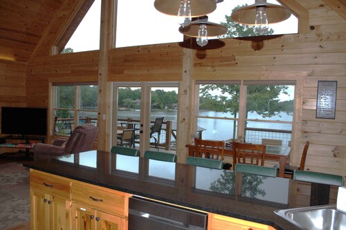 Lake Side Log Cabin, Private Dock, Movie Sunrise Views!