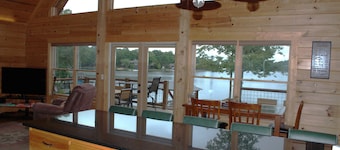 Lake Side Log Cabin, Private Dock, Movie Sunrise Views!